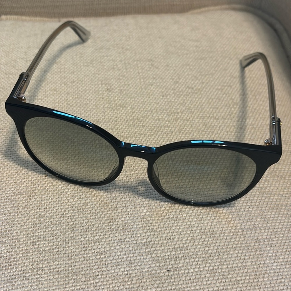 Black Gucci sunglases
